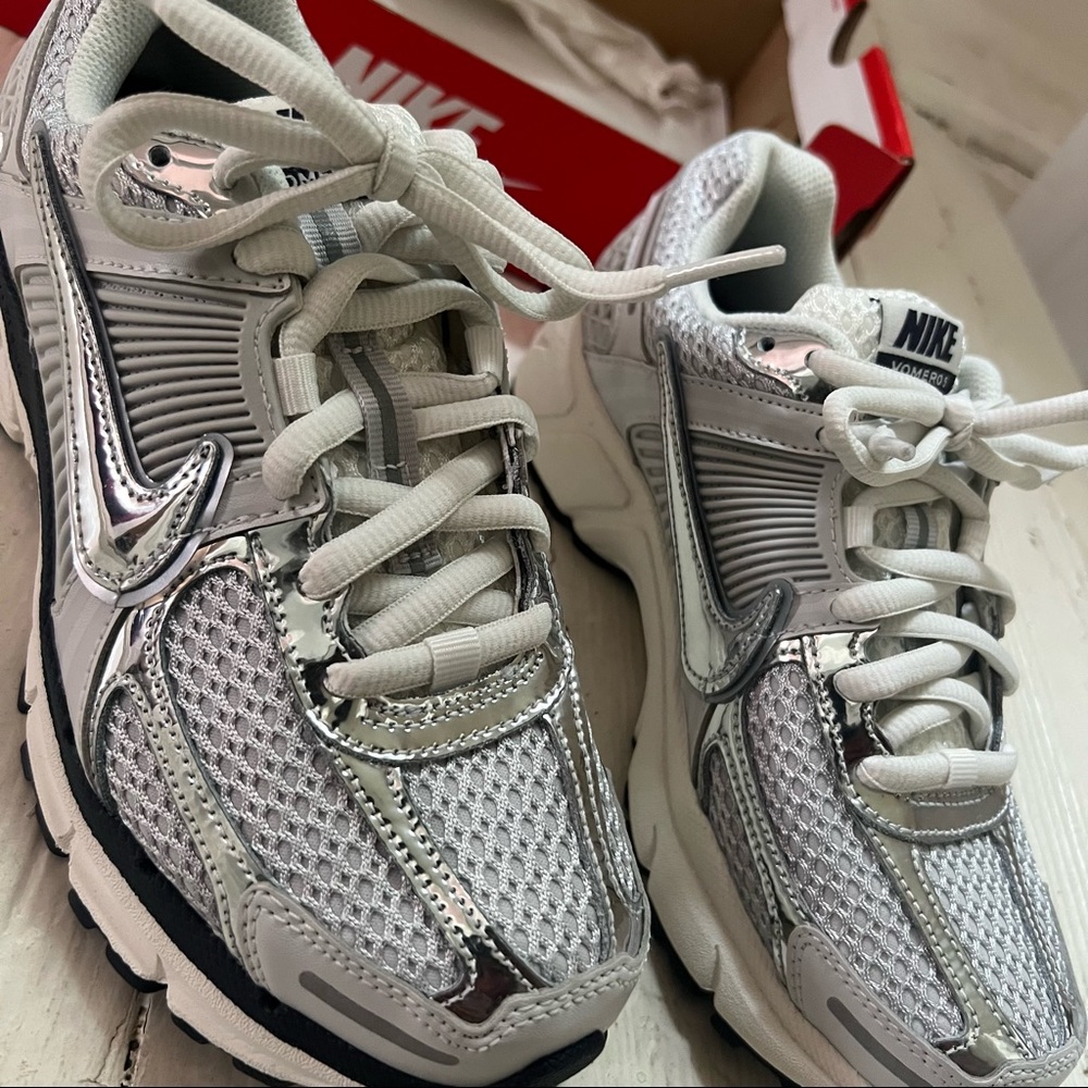 SOLD **Nike Zoom Vomero Chrome 5